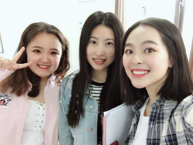 14学前教育3班与朱可老师合照 14学前教育3班与朱可老师合照