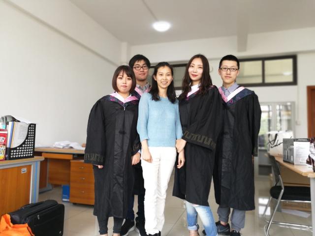 小学教育毕业生与杨艳老师合照 小学教育毕业生与杨艳老师合照