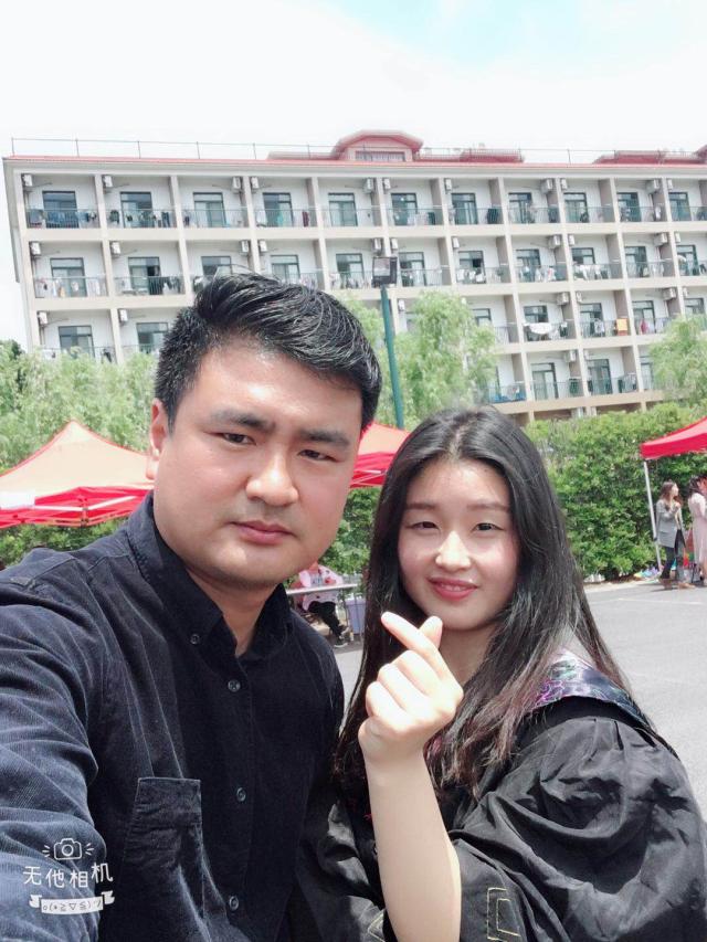 14小教1班与何凯老师合影 14小教1班与何凯老师合影