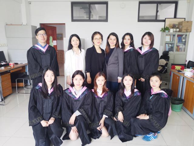 14艺教2班和宋群芳、张瀛戈、戴沉燕老师合影 14艺教2班和宋群芳、张瀛戈、戴沉燕老师合影