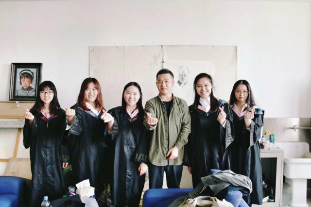 14艺教1班与曹勇老师合照 14艺教1班与曹勇老师合照